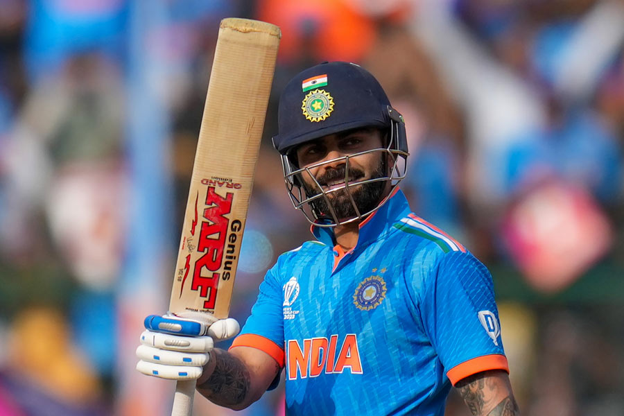 প্রথম ইনিংসে ভারতের প্রথম পাঁচ ব্যাটারের মধ্যে তিন জন অর্ধশতরান করেছেন। দু’জন করেছেন শতরান। যা এক দিনের ক্রিকেটের ইতিহাসে কখনও ঘটেনি। 