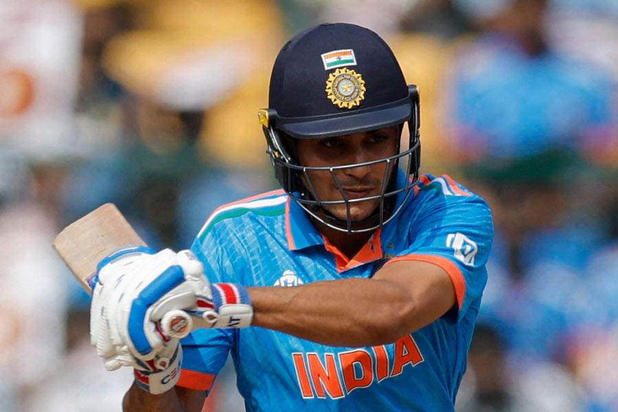 মাত্র ৩০ বল খেলে অর্ধশতরান করেছেন শুভমন। আগের ম্যাচগুলিতে তেমন নজরকাড়া পারফরম্যান্স ছিল না এই ডানহাতি ব্যাটারের। সেমিফাইনালের আগে নেদারল্যান্ডসের বিরুদ্ধে বড় রান করার সুযোগ ছিল তাঁর কাছে। কিন্তু ৩২ বলে ৫১ রান করেই আউট হয়ে যান তিনি। আনন্দবাজার অনলাইনের বিচারে তিনি ১০-এর মধ্যে পাচ্ছেন ৭।