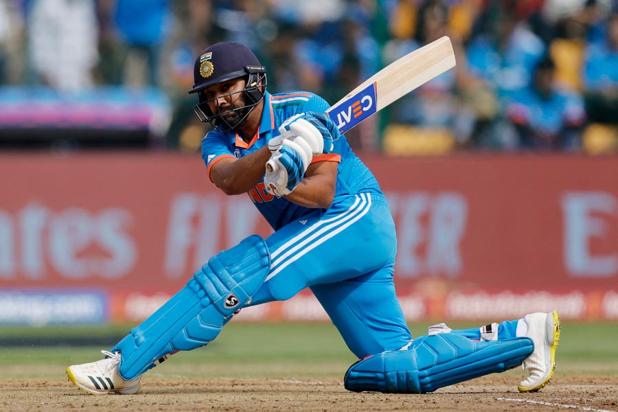 শুভমন আউট হওয়ার পরে অর্ধশতরান করেন রোহিত। কিন্তু তিনিও বেশি ক্ষণ খেলতে পারেননি। ৫৪ বলে ৬১ রান করে ফিরতে হয় অধিনায়ককে। ফিল্ডিংয়ে গলদ থাকলেও বল হাতে একটি উইকেট নিয়েছেন রোহিত। তাঁকে ৭ নম্বর দিচ্ছে আনন্দবাজার অনলাইন।