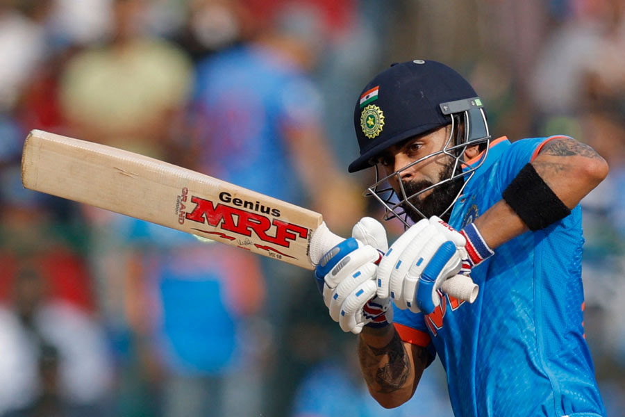 ব্যাট করতে নেমে শুরুতে একটু সমস্যায় পড়লেও ধীরে ধীরে রানের গতি বাড়ান বিরাট। তিনিও নিজের অর্ধশতরান করেন। কিন্তু সেই রানকে শতরানে নিয়ে যেতে পারেননি বিরাট। ৫৬ বলে ৫১ রান করে আউট হন তিনি। কোহলিও বল করে একটি উইকেট নিয়েছেন। আনন্দবাজার অনলাইনের বিচারে তিনিও পাচ্ছেন ৭ নম্বর। 