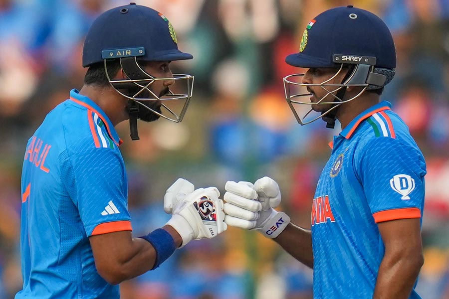 প্রথম তিন ব্যাটার আউট হওয়ার পরে চতুর্থ উইকেটে ২০০ রানের জুটি গড়েন শ্রেয়স আয়ার ও লোকেশ রাহুল। দু’জনেই আক্রমণাত্মক শট খেলছিলেন। বিশ্বকাপে নিজের প্রথম শতরান করলেন শ্রেয়স। চলতি বিশ্বকাপে প্রথম শতরান হল রাহুলেরও। শেষ পর্যন্ত শ্রেয়স ৯৪ বলে ১২৮ ও রাহুল ৬৪ বলে ১০২ রান করেন। দু’জনকে ১০-এ ১০ দিচ্ছে আনন্দবাজার অনলাইন।