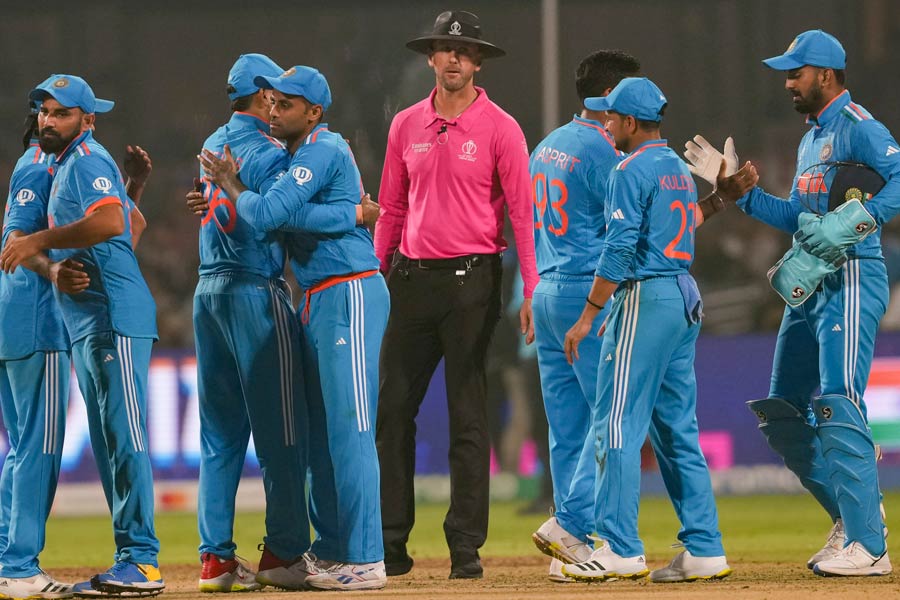 নেদারল্যান্ডসকে ১৬০ রানে হারিয়ে রাউন্ড রবিন পর্যায়ে ন’টি ম্যাচের ন’টিতেই জিতল ভারত। দীপাবলির রোশনাই কয়েক গুণ বাড়িয়ে দিলেন রোহিত শর্মা, বিরাট কোহলিরা।