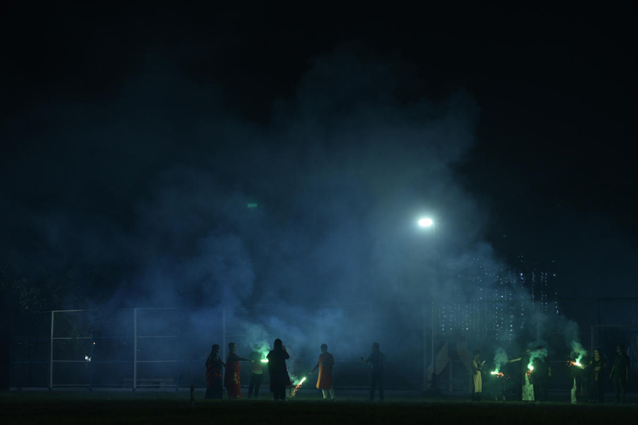 বিষবাষ্প: বাজির ধোঁয়ায় ঢেকেছে এলাকা, বাড়ছে দূষণ। রবিবার, সল্টলেকে। 