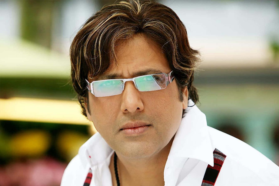 গোবিন্দের বাবা একটি ছবি প্রযোজনা করার সময় তাঁর সমস্ত সঞ্চিত অর্থ খুইয়ে বসেন। তাঁদের বিলাসবহুল বাংলোও বিক্রি হয়ে যায়। এর পর একটি ছোট বাড়িতে বাবা-মা এবং ভাইবোনদের সঙ্গে থাকতে শুরু করেন গোবিন্দ।