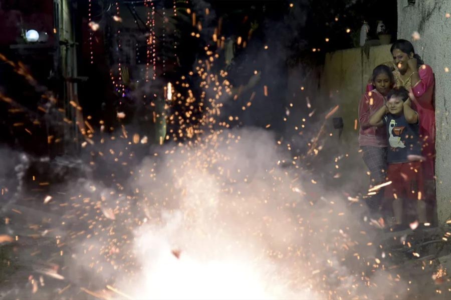 Extensive fireworks lead to 444 arrests on Diwali in Kolkata