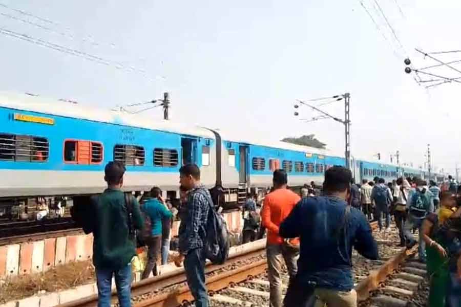 Break binding sparks fear of fire at Shalimar Puri express near Andul