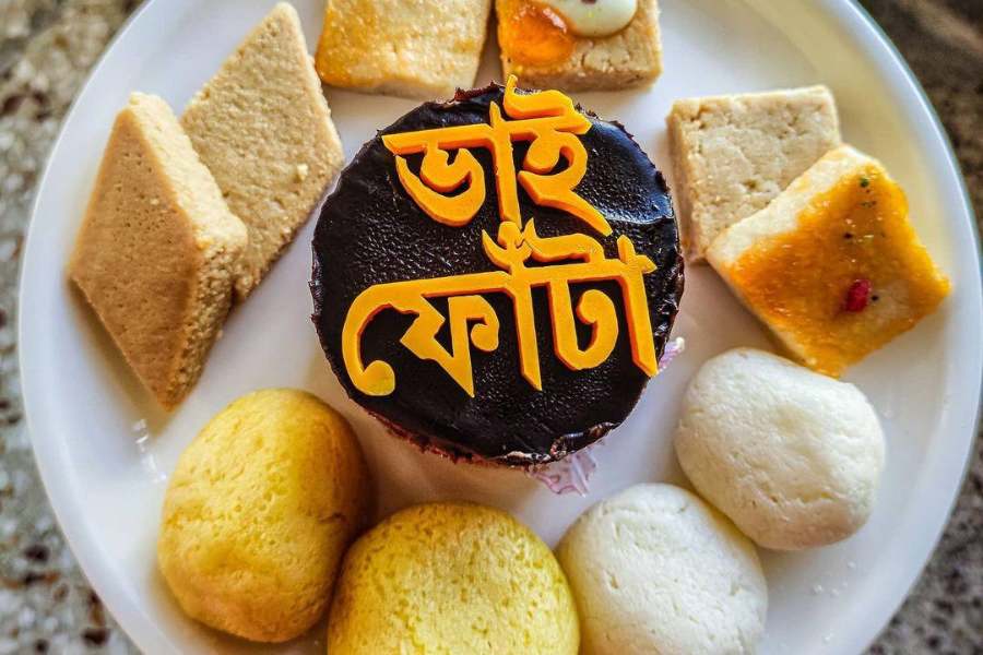 আজকালকার আধুনিক ভাই-বোনেরা বার্গার, পিৎজা, স্যান্ডুইচ, মোমো, প্যাটিস, পেস্ট্রি যতই সাঁটাক না কেন, কচুরির প্রতি কদর অম্লান। ভাই ফোঁটার আগে কলকাতা জুড়ে এমনই সেরা ১৫টা কচুরি দোকানের সন্ধান এই লেখায়।