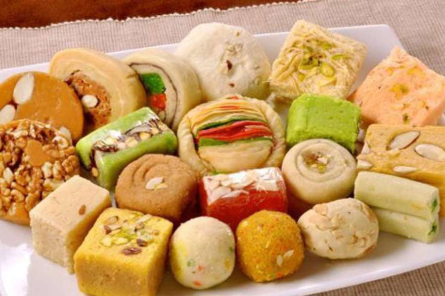 আগে কেবল মিষ্টির দোকানে কচুরি বিক্রি হত। এখন কচুরি 'স্ট্রিট ফুড' ওরফে রাস্তার উপর মেলা খাদ্য তালিকায় ঢুকে গিয়েছে। এমনকি পকেটে টান চলা অবস্থাতেও পেটে ছুঁচোর ডাক দিলে ৮-১০ টাকায় এক জোড়া কচুরি আর তরকারি অনেক মানুষের কাছে এখনও 'লাইফ সেভার' অর্থাৎ এক জীবনদায়ী খাবার!