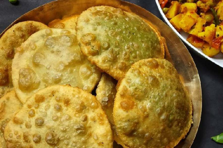 শোনা যায়, দ্রাবিড়ীয় ভাষায় 'কচ্ছপুরি' থেকে কচুরি শব্দের উৎপত্তি। কচুরি মানেই তার ভিতর পুর থাকবে। সে জন্য নাকি কচুরির পূর্বপুরুষ 'পুরি' নামে পরিচিত। ভিন্ন জায়গায় ভিন্ন পুর ভরে ভাজা হয় কচুরি। নামও ভিন্ন। ছোলার ডালের পুরের কচুরি হল ডালপুরি।