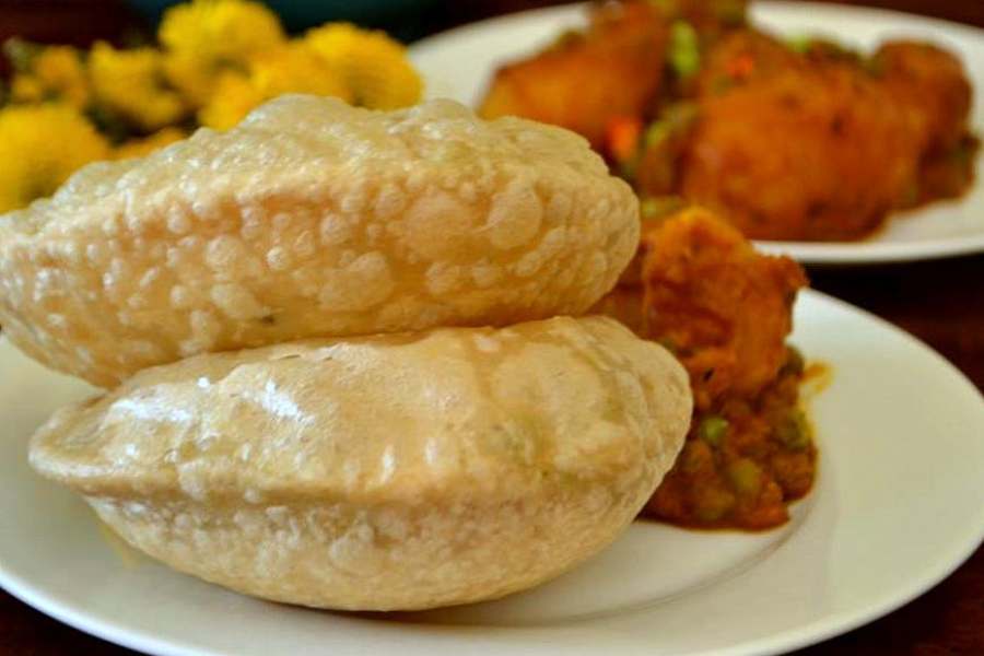 হিং-পেঁয়াজ-শুকনো লঙ্কা ভাজার পুরের কচুরিকে অনেক জায়গায় বলে কচৌরি। মাছের পুর ভরা কচুরিকে যেমন মাছের কচুরি বলা হয়, ছোলার ডালের মিষ্টি মিষ্টি পুর ভরা কচুরির নাম আবার রাধাবল্লভভি। উত্তর থেকে দক্ষিণ কলকাতা, শহর জোড়া এই দোকানগুলির অনেক ক'টায় প্রায় সব ধরনের কচুরি পাওয়া যায় সকাল-বিকেল।