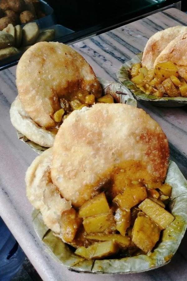 ১. পটলার দোকান -   উত্তর কলকাতার ১০০ বছরের পুরনো কচুরির দোকান। এখানে শাল পাতায় কচুরি আর খোসা শুদ্ধু আলুর তরকারি খেতে যেন অমৃত লাগে।  কোথায় - বাগবাজার স্ট্রিটে ইউনিয়ন ব্যাঙ্কের বিপরীতে।  দোকান খোলা - সকাল ৬-১১টা ও বিকেল ৫-১০টা। দাম - এক পিস ৪ টাকা থেকে শুরু।