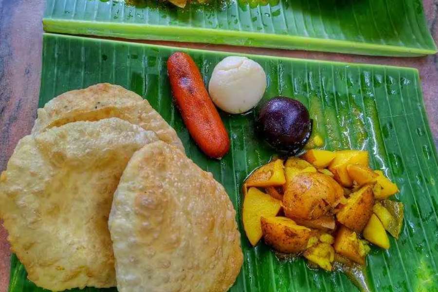 ২. হরিদাস মোদকের দোকান -  এখানে স্রেফ সাদা লুচি বিক্রি হয়ে আসছে গত আড়াইশো বছর ধরে! এদের লুচি-ছোলার ভাল একবার খেলে বারবার ছুটে আসে সাত থেকে সত্তর সবাই।   কোথায় - শ্যামবাজার পাঁচ মাথার মোড়ে। দোকান খোলা - সকাল ৬-১০টা ও বিকেল ৪-৮টা। দাম - এক পিস ৫ টাকা থেকে শুরু।