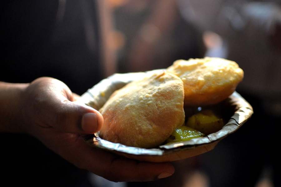 ৩. গদার কচুরি - এদের দোকানের গরম গরম ফুলকো কচুরির সঙ্গে কুমড়ো, আলু ইত্যাদি সব সবজির খোসা শুদ্ধু যে একখানা তরকারি দেওয়া হয়, তাতে যে কী অমৃত লুকিয়ে আছে ভগবানই জানেন!  কোথায়- হাতিবাগান- শোভাবাজারের মধ্যবর্তী গোয়াবাগানে। দোকান খোলা - সকাল ১০টা-রাত ৯টা। দাম - এক পিস ৬ টাকা।