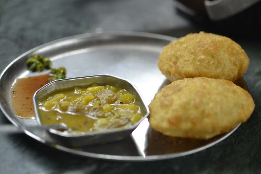 ৪. গীতিকা - এই দোকানে একটু ছোট ছোট কচুরি, ভিতরে ঝুরঝুরে ডালের পুর ভরা, লোকজনেরা নিমেষে উধাও করে দেয় খেয়ে। সঙ্গে এখানে বিশেষত্ব ঝোল ঝোল আলুর তরকারি। কোথায় - মানিকতলায় সুকিয়া স্ট্রিটে ঢুকে বাঁদিকে। দোকান খোলা - সকাল ১০টা-রাত ৯টা। দাম - এক পিস ৪-৫ টাকা।