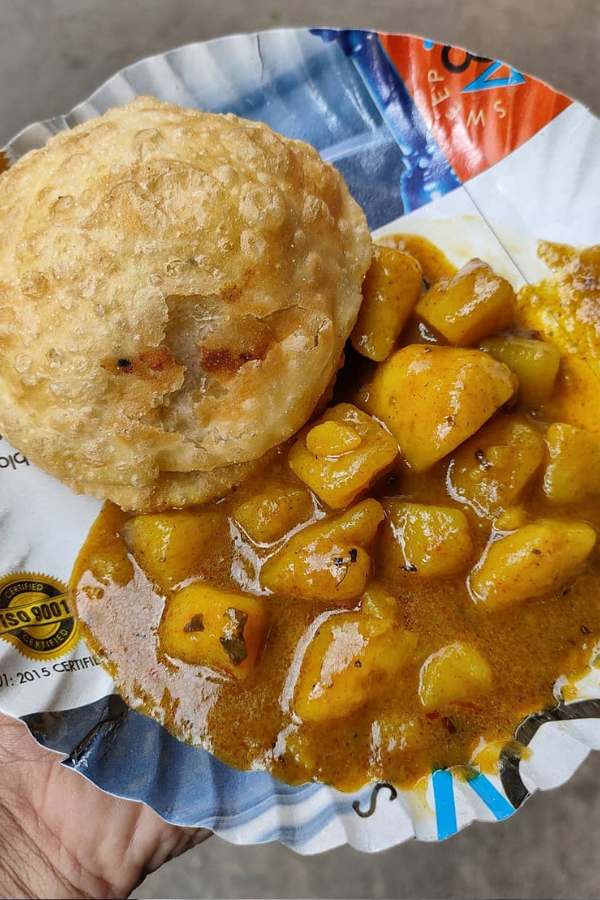 ৫. নন্দলাল সুইটস -    'গীতিকা'র উল্টোদিকের এই মিষ্টির দোকানের কচুরির সঙ্গে কড়া সিংয়ের গন্ধের এক ধরনের বিশেষ তরকারি থাকে, যা দিয়ে কচুরি খেতে আরও দুর্দান্ত লাগে। কোথায় - মানিকতলায় সুকিয়া স্ট্রিটে। দোকান খোলা - সকাল ৯টা-রাত ৯টা। দাম - এক পিস ৬ টাকা থেকে শুরু।