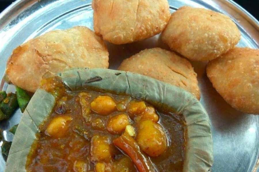 ৬. শ্রীহরি মিষ্টান্ন ভান্ডার -   এদের বিখ্যাত কচুরি দু'রকমের হয়। সকালের দিকে যে কচুরি বিক্রি হয়, তার নাম এদের দেওয়া 'গুটকে কচুরি'। ভেতরে ঠাসা কচুরি এক প্লেটে ৫ পিস থাকে। এত জনপ্রিয় যে, সকাল ৮টার পর অবশিষ্ট থাকে না। তার পর দিনের বাকি সময় সাধারণ সাইজের ডালের পুর ভরা কচুরি বিক্রি হয়। সঙ্গে মিষ্টি মিষ্টি ছোলার ডাল। কোথায় - দক্ষিণ কলকাতায় ভবানীপুর থানার‌ বিপরীতে। দোকান খোলা - সকাল ৬-২টো ও বিকেল ৪-৯টা। দাম - এক পিস ৫-৮ টাকা।