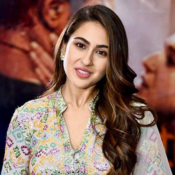 দীপাবলি উদ্‌যাপন উপলক্ষে বলিপাড়ার আলোর রোশনাই যেন আরও জমকালো হয়ে উঠেছে। সারা সপ্তাহ জুড়েই কোনও না কোনও তারকার বাড়ি সেজে উঠছে আলোর সাজে। দীপাবলির অনুষ্ঠান উপলক্ষে তাঁদের বাড়িতে অতিথি হিসাবে উপস্থিত থাকছেন বলিউডের অন্য তারকারাও। তবে বলি অভিনেতা সইফ আলি খানের কন্যা সারা আলি খানের বাড়ির পার্টির অতিথির তালিকা যেন বিশেষ ভাবে নজর কাড়ল।