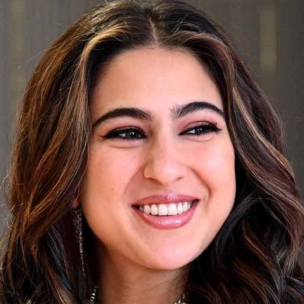 দিওয়ালি পার্টিতে অতিথিদের সংখ্যা সীমিত রেখেছিলেন সারা। ঘরোয়া অনুষ্ঠানে উপস্থিত ছিলেন ঘনিষ্ঠ আত্মীয়স্বজন এবং কাছের বন্ধুবান্ধবেরা।