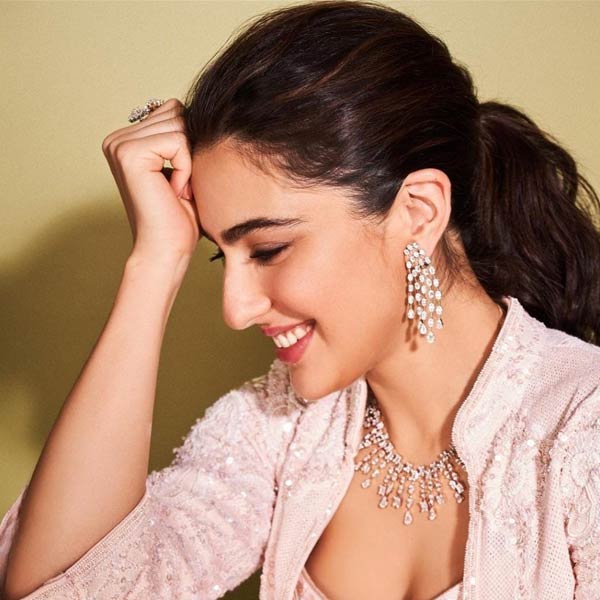 সারার বাড়িতে দিওয়ালি পার্টি, অথচ প্রিয় বান্ধবী সেখানে থাকবেন না, তা হতে পারে না। সারার বাড়ির পার্টিতে পাপারাৎজিদের নজর কাড়লেন অনন্যা।