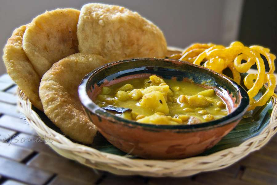 ৭. মহারানি -   এখানে বছরের যে সময়ে, যেদিন আসুন না কেন, লাইনে দাঁড়িয়ে কচুরি খেতে হবে, এমনটাই ভিড় লেগে থাকে! হঠাৎ করে দেখলে মনে হবে, বহু বুভুক্ষু মানুষ যেন এক সঙ্গে কচুরি আর জিলিপি খাচ্ছে!  কোথায় - দেশপ্রিয় পার্কের থেকে সাদার্ন অ্যাভিনিউয়ের দিকে গেলে শরৎ বোস রোডে। দোকান খোলা - ভোর ৬টা-রাত ৯টা। দাম - এক পিস ১০ টাকা।