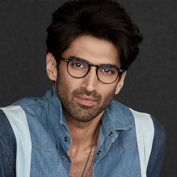 বলিপাড়ায় কানাঘুষো শোনা যায়, অভিনেতা আদিত্য রায় কপূরের সঙ্গে সম্পর্কে রয়েছেন অনন্যা। কিন্তু দুই তারকার মধ্যে কেউই সে সম্পর্কে আনুষ্ঠানিক ভাবে সিলমোহর দেননি। অথচ বিভিন্ন জায়গায় ছবিশিকারিদের ক্যামেরায় একসঙ্গে ধরা দিচ্ছেন তাঁরা।