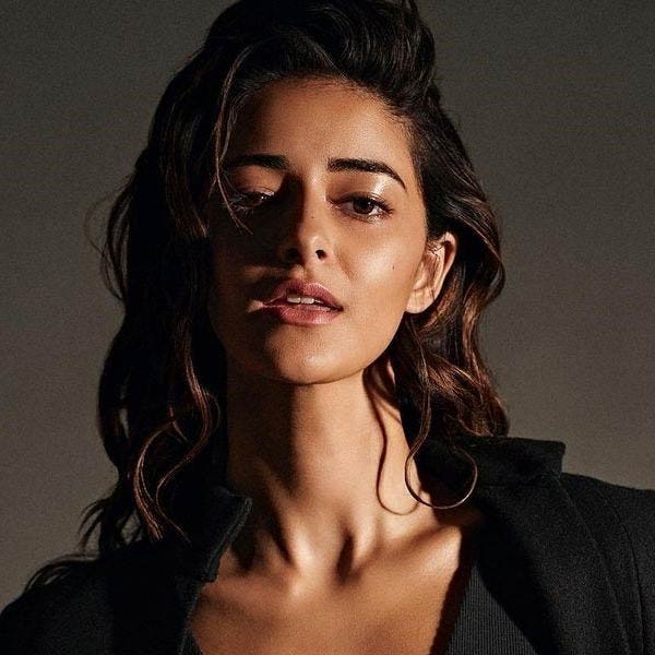 পাপারাৎজ়িদের ক্যামেরায় অনন্যার সঙ্গে ধরা দিলেন অন্য এক পুরুষ। বলিপাড়ায় হেন কোনও পার্টি নেই যেখানে দেখা যায় না ওরহান অবত্রমানিকে। ওরি নামেই বেশি পরিচিত তিনি।