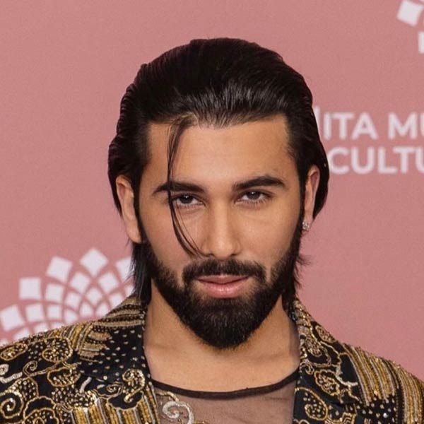 বলিউডের অধিকাংশ তারকাসন্তানের সঙ্গে সখ্য রয়েছে ওরির। বলিপাড়া সূত্রে খবর, সারার সঙ্গে একই কলেজে পড়তেন ওরি।