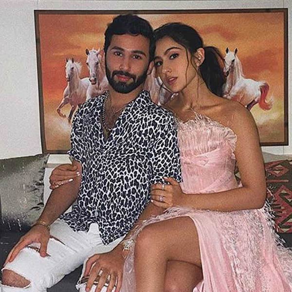 সারার বাড়িতে দীপাবলির অনুষ্ঠান উদ্‌যাপন উপলক্ষে অনন্যার সঙ্গে পাপারাৎজিদের ক্যামেরায় ধরা দিলেন ওরি।