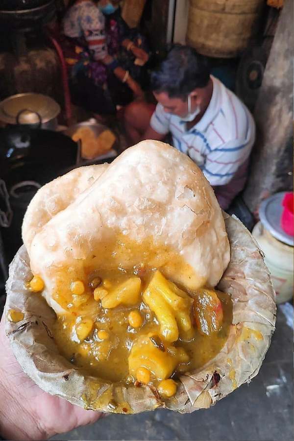 ৮. মহারাজ -  'মহারানি' থেকে কয়েক পা দূরত্বে। হিংয়ের কচুরির বিখ্যাত দোকান।  শোনা যায়, একই পরিবার থেকে রাস্তার দু'ধারে দু'টি কচুরির দোকান খোলা হয়েছিল 'মহারানি' আর 'মহারাজ'। কাল ক্রমে দুটি দোকান রাস্তার একদিকের ফুটপাথেই এখন। কোথায় - দেশপ্রিয় পার্কের উল্টোদিকে শরৎ বোস রোডে। দোকান খোলা - সকাল ৬টা-রাত ৯টা। দাম - এক পিস ৮-১০ টাকা।