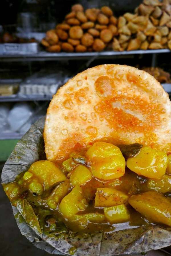 ৯. নাখোদা মসজিদের কচুরি -  এই দোকানে কচুরির সঙ্গে বিখ্যাত 'নিহারি' দেওয়া হয়। কচুরির মধ্যে আদা-লঙ্কা কুঁচি দিয়ে ঝাল ঝাল স্বাদের হয়। খেতে এমনকি ভোর চারটে থেকে লোক আসে এখানে।  কোথায় - রবীন্দ্র সরণিতে নাখোদা মসজিদের কাছে। দোকান খোলা - ভোর ৪টে-যতক্ষণ কচুরি মজুত থাকে। দাম - ৫ টাকা থেকে শুরু।