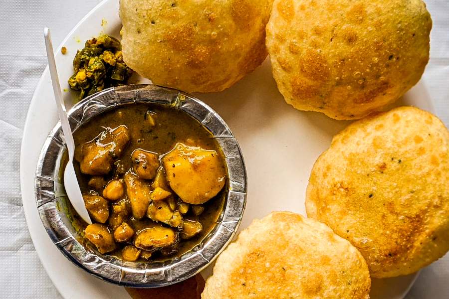 ১০. টেস্টি কর্নার -   এদের বিখ্যাত হিংয়ের কচুরি ছাড়াও এখানকার কড়াইশুটির কচুরি ও পনির কচুরিরও খুব চাহিদা। আশপাশের স্কুলগুলির পড়ুয়াদের ও তাদের অভিভাবকদের ভিড় লেগেই থাকে সকাল থেকে বিকেল।  কোথায় - গড়িয়াহাটার কাছে একডালিয়ায়। দোকান খোলা - সকাল ৮টা-রাত ৯টা। দাম - এক পিস ৬-১৫ টাকা।