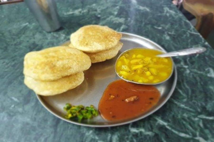 ১১. মোহন ভাণ্ডার - কলকাতার এমন ব্যস্ততম অঞ্চলে এই দোকান যে, এদের বিশেষ আলুর তরকারি ও লঙ্কার চাটনির সঙ্গে রোজ কয়েক হাজার কচুরি উধাও হয়ে যায় অসংখ্য ক্রেতাদের জঠরে!   কোথায় - ধর্মতলায় এস.এন.ব্যানার্জি রোডে। দোকান খোলা - সকাল ৮টা-রাত ৮টা। দাম - এক পিস ৬ টাকা থেকে শুরু।