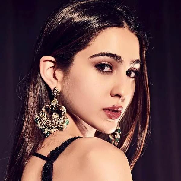 তবে সারার বাড়ির দিওয়ালি পার্টির মূল আকর্ষণ ছিল অন্য এক বলি অভিনেতা। ঘনিষ্ঠ বন্ধুবান্ধব এবং আত্মীয়স্বজনের মধ্যে তাঁকেও আমন্ত্রণ জানিয়েছিলেন সারা।