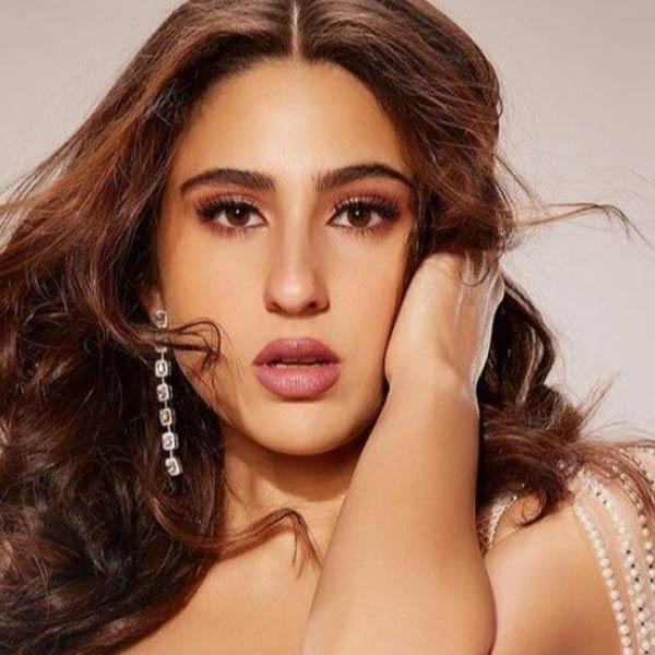 বলিপাড়ায় কানাঘুষো শোনা যায়, অভিনেতা কার্তিক আরিয়ানের সঙ্গে সম্পর্কে জড়িয়েছিলেন সারা। কিন্তু সেই সম্পর্কের আয়ু বেশি দিন ছিল না। কার্তিকের সঙ্গে সারার সম্পর্কে ইতি টানার কথাও বলিপাড়ার অন্দরমহলে ছড়িয়ে পড়েছিল।