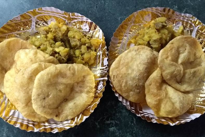 ১২. পুঁটিরাম -  কলেজ স্ট্রিটের কচুরির কিংবদন্তি দোকান। প্রাতঃরাশ থেকে সান্ধ্য আড্ডা, যেকোনও সময়ে এই প্রাচীন মিষ্টির দোকানে গরম গরম খাস্তা কচুরি পাওয়া যায়। সঙ্গে ছোলার ডাল বা আলুর তরকারি, যেটা চাইবেন।  কোথায় - কলেজ স্ট্রিটের লাগোয়া সূর্য সেন স্ট্রিটে। দোকান খোলা - সকাল ৮টা-রাত ৯টা। দাম - এক পিস ৭-৯ টাকা‌।