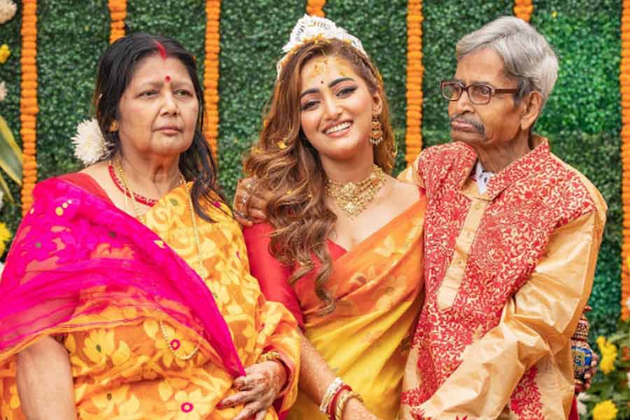 বাবা-মায়ের সঙ্গে সুদীপ্তা।