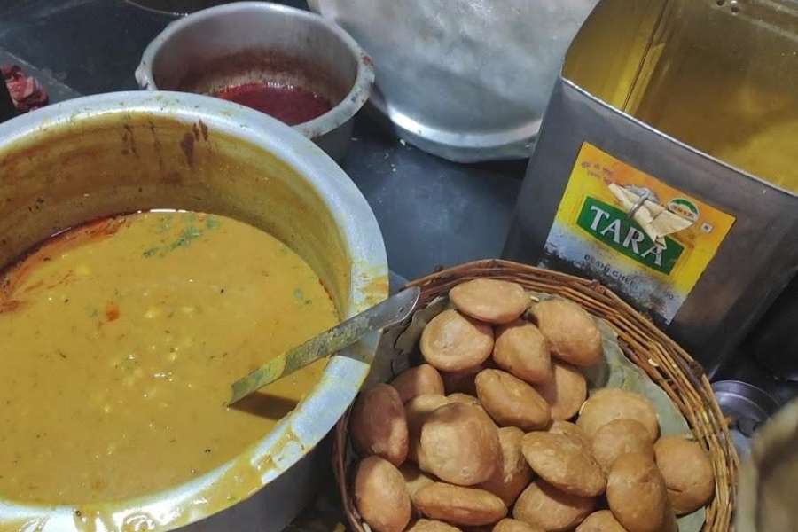 ১৩. বদ্রি কী কচুরি -   মারোয়ারি দোকানের হিংয়ের কচুরির স্বাদ নিতে হলে অবশ্যই আস্তে হবে এখানে।   কোথায় - বড়বাজারের কাছে জোড়াসাঁকোয়। দোকান খোলা - সকাল ৬টা-রাত ১০টা। দাম - এক পিস ৮ টাকা।