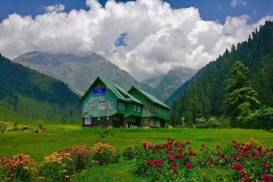 ১. অরু ভ্যালি -   অনন্তনাগ জেলার এক বেশ জনপ্রিয় অথচ ভিড়ভাট্টাহীন উপত্যকা হল অরু।   পহেলগাঁও থেকে অরু-র দূরত্ব মাত্র ১২ কিলোমিটার। আবার অরু থেকে লিদ্দর নদীর দূরত্ব মাত্র ১১ কিলোমিটার।   বরফে ঢাকা পর্বত শৃঙ্গ, পাহাড়ি ঝরনা, হ্রদ আর সবুজ প্রকৃতির ভক্ত হলে এখানে ঘুরে আসুন।   এখানে নানা ধরনের ক্যাম্পের আয়োজন করা হয়।   কোলহোই হিমবাহ এবং তরসর হ্রদ ট্রেকিংয়ের বেস ক্যাম্প হয় এখানেই। 