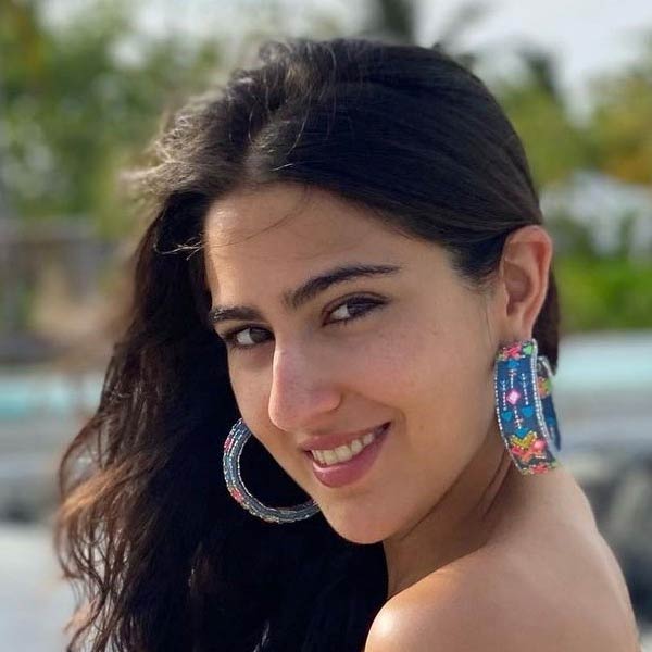 দিওয়ালির পার্টিতে হলুদ রঙের কুর্তা-পাজামা পরে গিয়েছিলেন কার্তিক। তবে পাপারাৎজিদের ক্যামেরার চোখে হাসিমুখে ধরা দিলেন না তিনি। গম্ভীর মুখে দেখা গেল কার্তিককে।