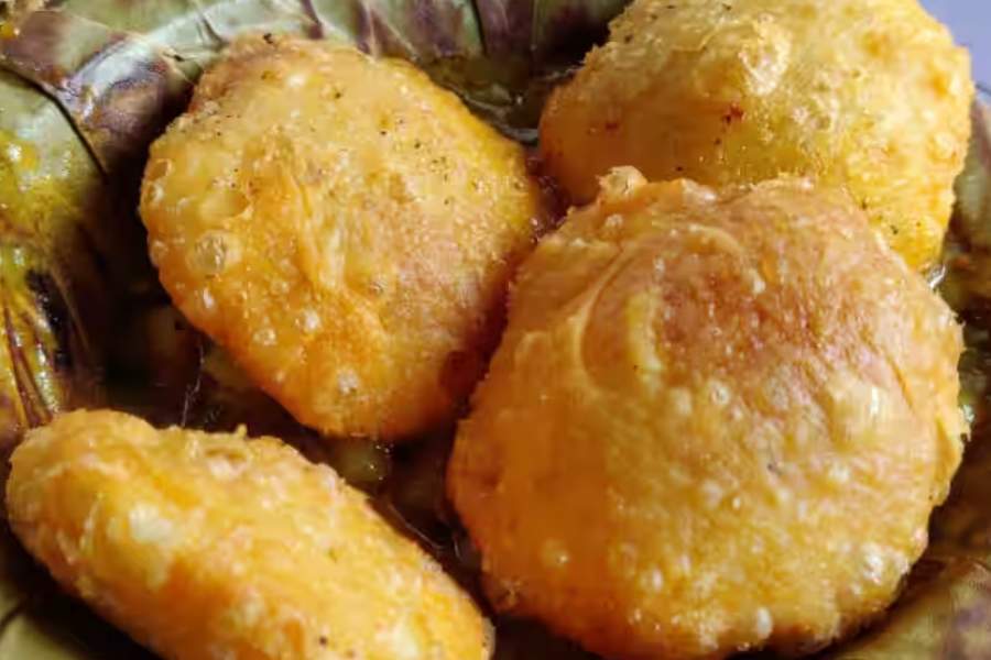 ১৪. কানহাইয়া ভুজিয়া শপ -  গুটকে কচুরির জন্য দারুণ জনপ্রিয়।  কোথায় - জোড়াসাঁকোয় রাজাকাটরার কাছে। দোকান খোলা - সকাল ৭টা-১১.৩০ ও বিকেল ৪টে-৮.৩০। দাম - এক পিস ৭-৮ টাকা।