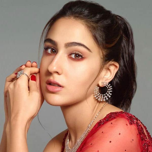 কয়েক দিন আগে ‘কফি উইথ কর্ণ’ শোয়ে কার্তিকের প্রসঙ্গ তুলে সারাকে খোঁচা দিয়েছিলেন শোয়ের সঞ্চালক কর্ণ। সারা জানিয়েছিলেন, তাঁর পুরনো প্রেম নাকি বন্ধুত্বে পরিণত হয়েছে। তবে কি শুধুমাত্র বন্ধুত্বের কারণেই সারার বাড়ির দীপাবলির অনুষ্ঠানে দেখা মিলল কার্তিকের? না কি প্রাক্তন প্রেমিকের হাজির হওয়ার নেপথ্যে রয়েছে অন্য কোনও কারণ? সত্য জানেন কেবল তাঁরাই।