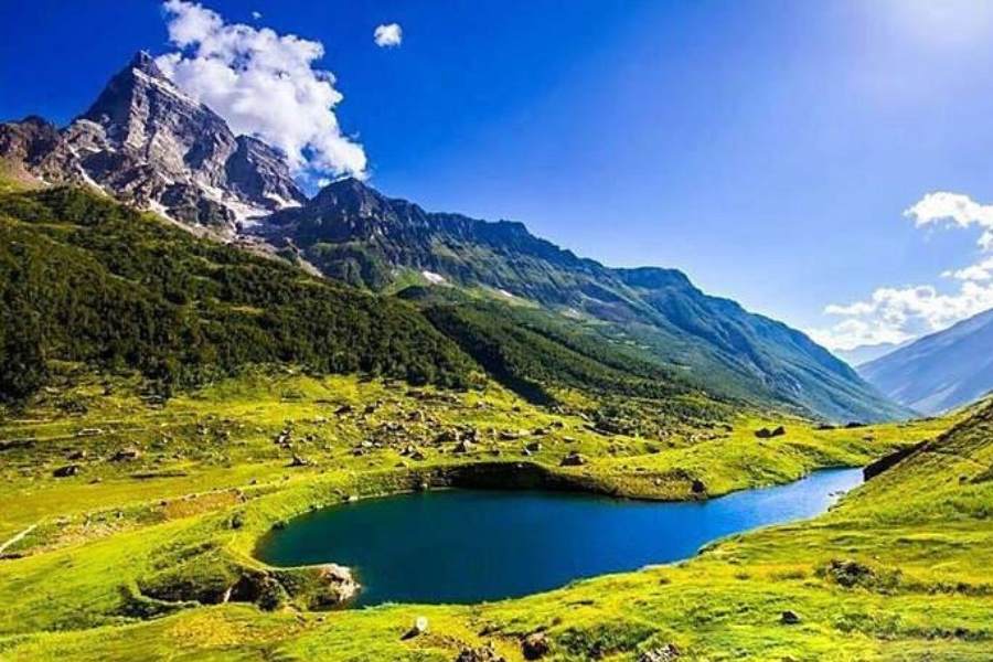 ফলে ওই সময় গ্রামে পৌঁছনো খুব মুশকিল। মে মাসের পর থেকে রাস্তাঘাট স্বাভাবিক হতে শুরু করে।   গুরেজ পর্যটনকে আকর্ষণীয় করে তুলতে কাশ্মীর পর্যটন দফতরের তরফে গুরেজ হেলিকপ্টার পরিষেবা চালু হয়েছে।   অপূর্ব সুন্দর এই গ্রামের প্রাকৃতিক সৌন্দর্য যেমন, তেমনই সুন্দর সেখানকার সবুজ অরণ্য।   কৃষ্ণগঙ্গা নদীতে মাছ ধরার আনন্দই আলাদা। আলু এবং ভুট্টার ক্ষেতগুলিও এখানে অপূর্ব সুন্দর।   এখানকার হাব্বা খাতুন শৃঙ্গের সৌন্দর্য দারুণ জনপ্রিয়। 