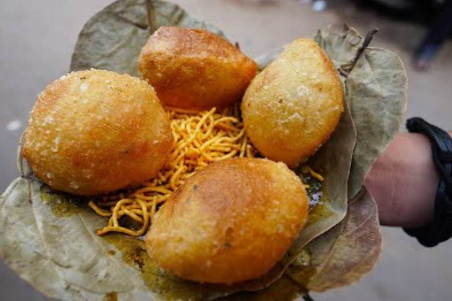 ১৫. ছাঙ্গানি ভুজিয়া ভান্ডার - মারোয়ারি রান্নার দারুণ সুস্বাদু খাস্তা কচুরি পাওয়া যায় এখানে। কোথায় - বড়বাজারের কাছে জোড়াসাঁকোয়। দোকান খোলা - সকাল ৭টা-রাত ৮.৩০। দাম - এক পিস ৬-১০ টাকা। এই প্রতিবেদনটি ‘আনন্দ উৎসব’ ফিচারের একটি অংশ।