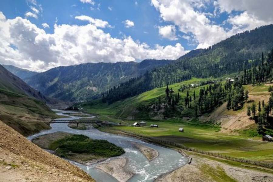৪. তুলেইল ভ্যালি -   কাশ্মীরের আরেক অপূর্ব সুন্দর অচেনা স্থান হল তুলেইল উপত্যকা। গুরেজ থেকে এর দূরত্ব বেশ কম। তাই যে দিন গুরেজ ঘোরার পরিকল্পনা করবেন, সেদিনই তুলেইল ঘুরে আসতে পারেন।   গুরেজ থেকে বরনাই, চকওয়ালি, কাশপত, জারগাই পেরিয়ে পুরানি তুলেইল গ্রামে পৌঁছনো যায়।   গোটা গ্রামটা ছবির মতো সুন্দর। গ্রামের বাড়িগুলি একটি আরেকটির সঙ্গে যুক্ত।  গ্রীষ্মকালে এই উপত্যকা ফুলে-ফুলে ভরে ওঠে। ছবি তোলার জন্য আদর্শ সময়।