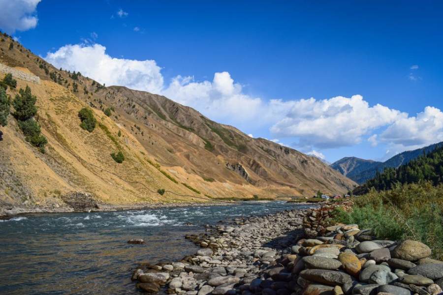 এখানে খুব ভাল ট্রাউট মাছ পাওয়া যায়। গ্রামের মধ্য দিয়েই সাদা মেঘেরা উড়ে বেড়ায়।  তুলেইল গ্রাম সীমান্তবর্তী এলাকায় অবস্থিত।   তাই এখানে প্রবেশের জন্য ভারতীয় সেনার বিশেষ অনুমতি লাগে।   দাওয়ার পুলিশ স্টেশন থেকে তুলেইল গ্রামে প্রবেশের অনুমতিপত্র সংগ্রহ করতে হয়।   তুলেইল ঘোরার সেরা সময় গ্রীষ্মকাল। সম্পূর্ণ নিরিবিলিতে গ্রীষ্মের অবসর যাপন করতে চাইলে তুলেইল উপত্যকাকে নিজের কাশ্মীর ভ্রমণের তালিকায় অবশ্যই রাখুন।
