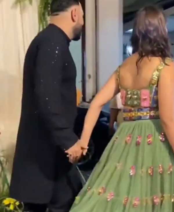 একে অপরের সঙ্গে হাত ধরে বাদশা ও ম্রুণাল ঠাকুর।