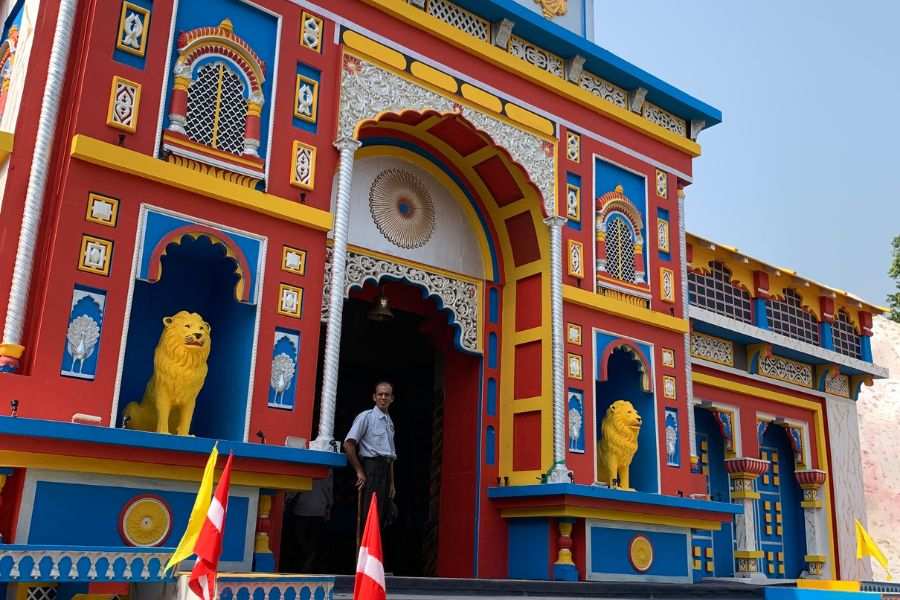 চার ধামের একটি বদ্রীনাথ। পুজো কমিটির বক্তব্য সবাই সেখানে যেতে পারে  না। তাঁদের কথা মাথায় রেখে এই মণ্ডপ তৈরি করা হয়েছে।