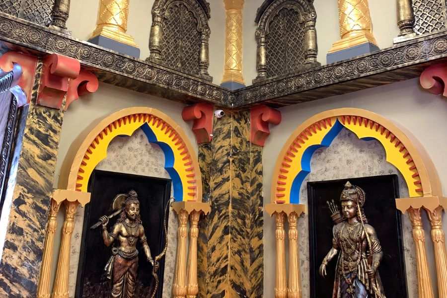 বদ্রীনাথ  মন্দির ভগবান বিষ্ণুর । তাই তার রূপও ফুটিয়ে তোলা হয়েছে।