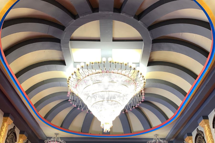 রঙের কাজ করেছেন অনুপ অধিকারী। 