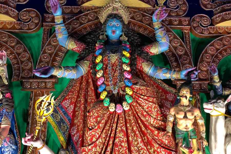 প্রতিমায় সাবেকিয়ানা রাখা হয়েছে।